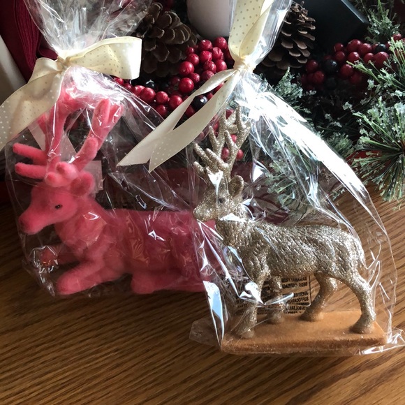 Other - NWT Set of 2 Pretty Holiday Deer